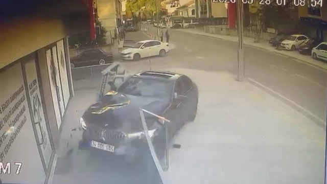 Otomobil iş yerine girdi; kaza anı kamerada