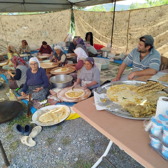 Yunus Pınarı Mezarlığında geleneksel bayram buluşması