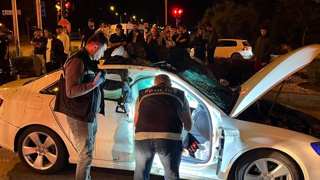 Motosikletle otomobil çarpıştı: 1 ölü, 3 yaralı