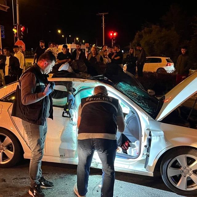 Motosikletle otomobil çarpıştı: 1 ölü, 3 yaralı