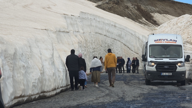 Nemrut'taki 10 metrelik kar tünellerine yoğun ilgi