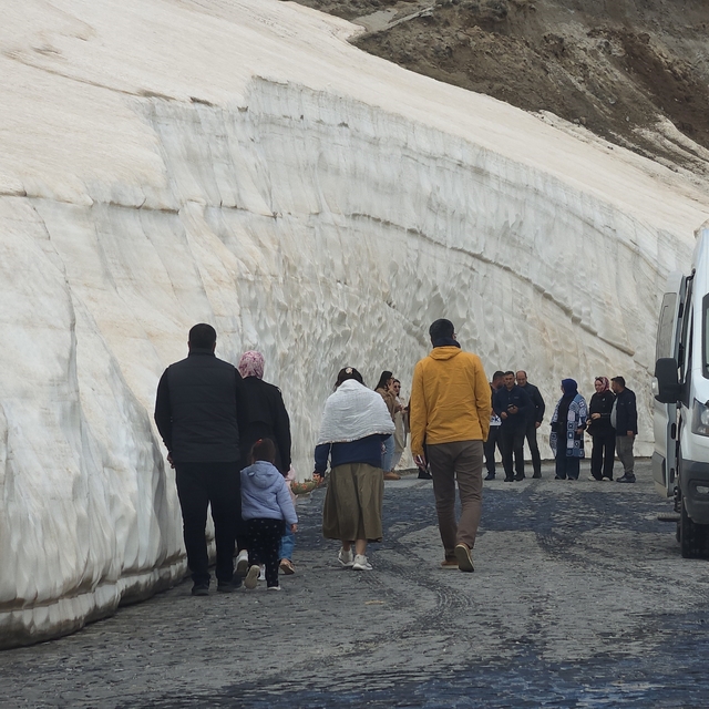 Nemrut'taki 10 metrelik kar tünellerine yoğun ilgi