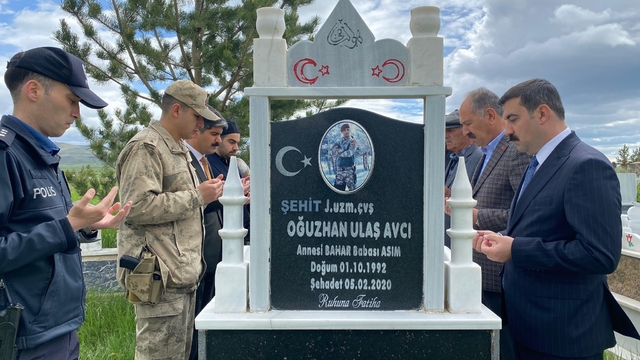 Arpaçay'da bayramda duygulandıran şehitlik ziyareti
Kaymakam Akköz ve protokolden şehit kabirlerine anlamlı vefa