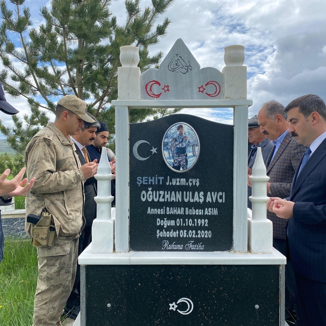 Arpaçay'da bayramda duygulandıran şehitlik ziyareti
Kaymakam Akköz ve proto...