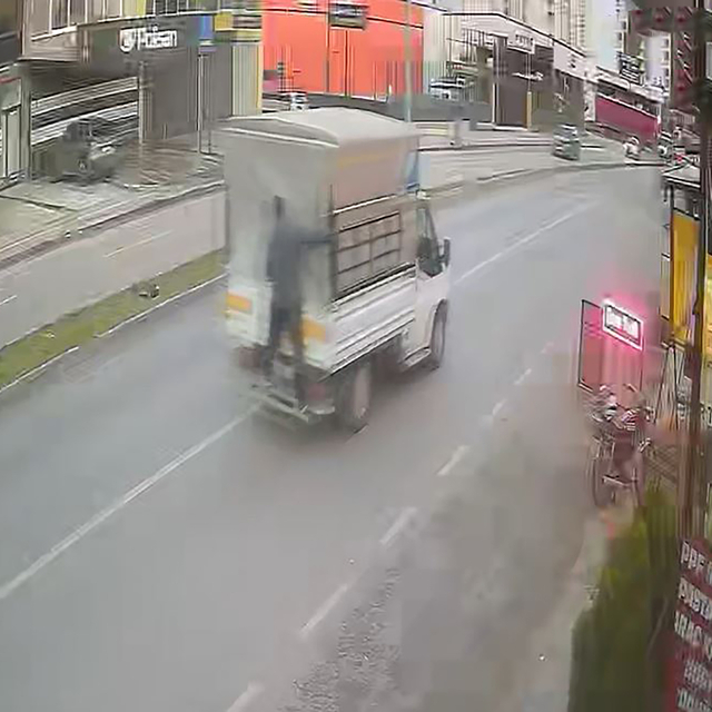 Kamyonetin kasasından 40 kilo et çaldı; o anlar kamerada