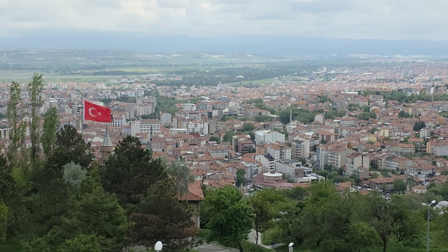 İlkbahar Kütahya'ya ayrı bir güzellik kattı
Tarihi yapıları, meydanları ve doğal güzellikleriyle dikkat çeken şehir, özellikle son yıllarda yapılan ağaçlandırma çalışmaları sayesinde adeta "yeşil şehir" kimliğini daha da güçlendirdi
Havadan çekilen görüntülerde tarihi alanların doğayla bütünleşmesi ise kartpostallık manzaralar oluşturdu
