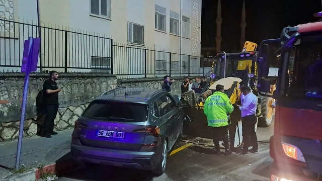 Siirt'te otomobil ile kepçe kafa kafaya çarpıştı: 5 yaralı