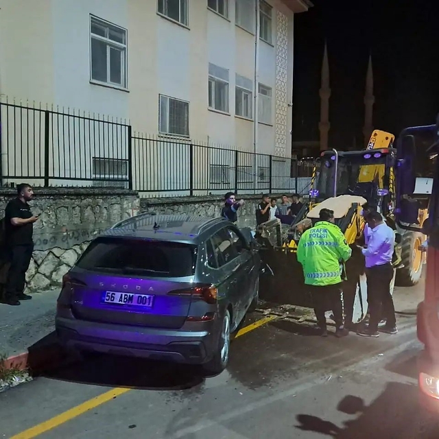 Siirt'te otomobil ile kepçe kafa kafaya çarpıştı: 5 yaralı