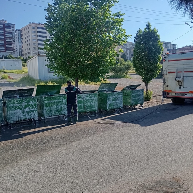 Onikişubat Belediyesi, 288 personel ve 65 araçtan oluşan güçlü ekiple sahad...