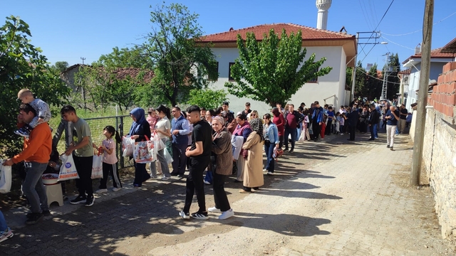 Asırlık 'Çörek Derme' geleneğinde yiyecekler paylaşıldı
Denizli'de 'Çörek Derme' geleneği bayram coşkusunu birleştirdi