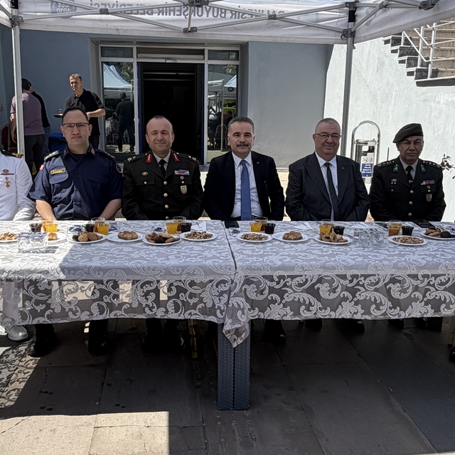 Edremit'te resmi bayramlaşma töreni
Protokol ve vatandaşlar bir araya geldi