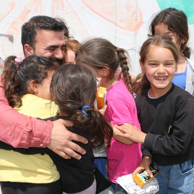 Küçükken hep 'bekledi' şimdi çocuklara ücretsiz dağıtıyor