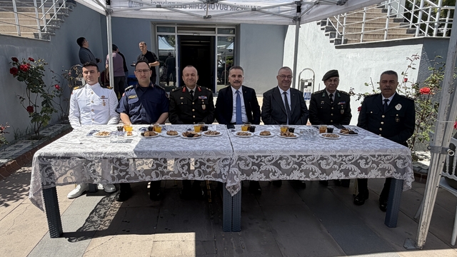 Edremit'te resmi bayramlaşma töreni
Protokol ve vatandaşlar bir araya geldi