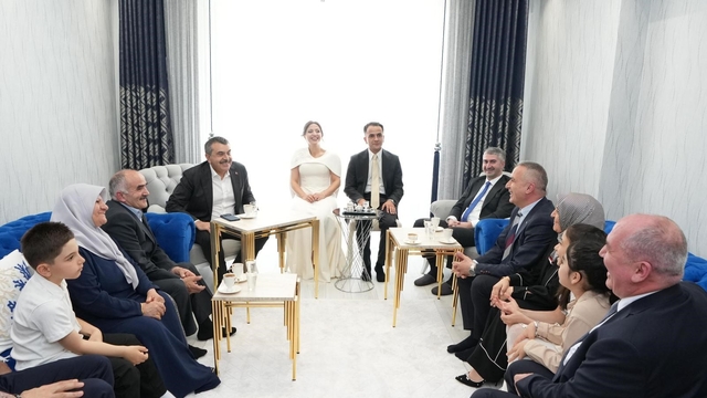 Bakan Tekin nişan törenine katıldı