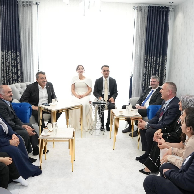 Bakan Tekin nişan törenine katıldı