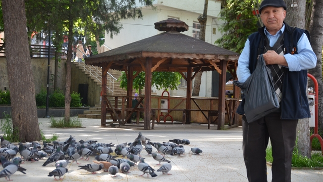 Bu bayramda eşini dostunu bıraktı, beslediği kuşlara koştu
Kuşları besleyen Hüseyin Ortakaya:
"Burası küçük bir Sultan Ahmet Meydanı"