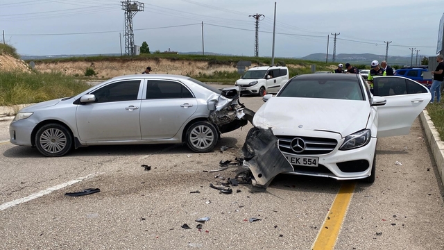 Elazığ'da otomobiller çarpıştı: 1'i hamile 4 yaralı