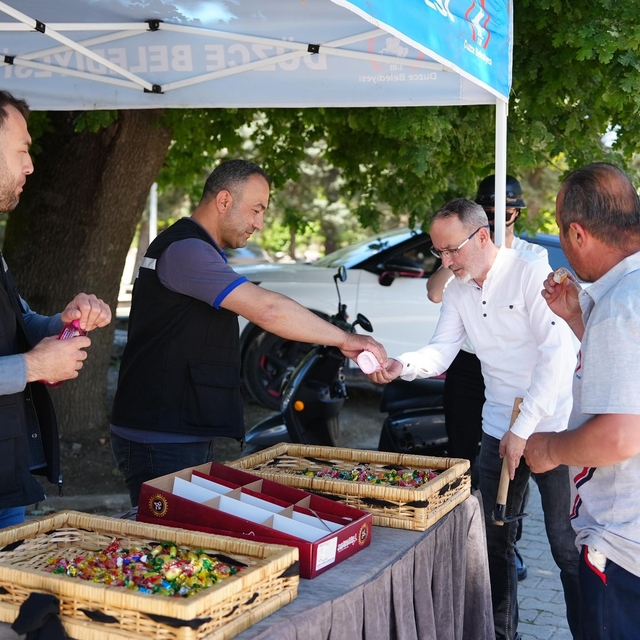 Düzce'deki mezarlıklarda bayram dayanışması