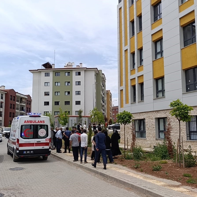 Yüksekten düşen kişi ağır yaralandı