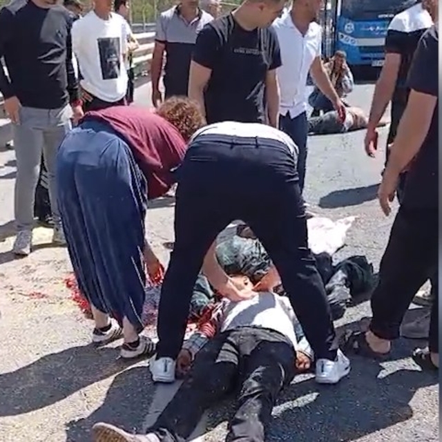 Kurbanlık koyun yüklü kamyonet devrildi: 1 ölü, 1 yaralı