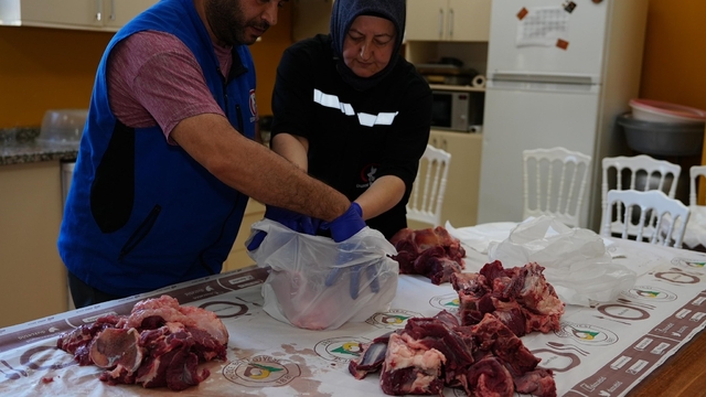 Düzce'de bağışlanan kurban payları ihtiyaç sahiplerine ulaştırılıyor