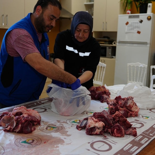 Düzce'de bağışlanan kurban payları ihtiyaç sahiplerine ulaştırılıyor