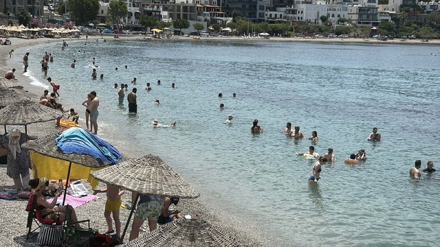 Bodrum'da bayramın ikinci gününde sahillerde yoğunluk sürüyor