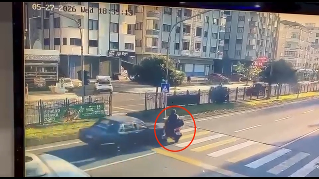 Otomobil yaya geçidinde motosiklete çarptı: kaza kamerada