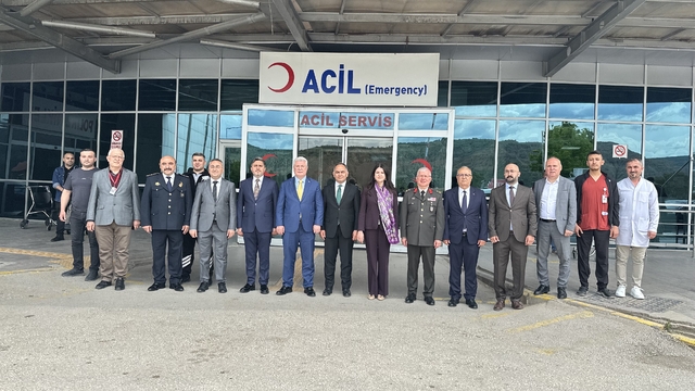 Çankırı'da protokol üyeleri, bayramda çalışan kurum personelleriyle bayramlaştı