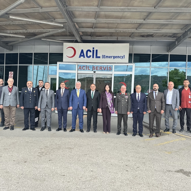 Çankırı'da protokol üyeleri, bayramda çalışan kurum personelleriyle bayraml...
