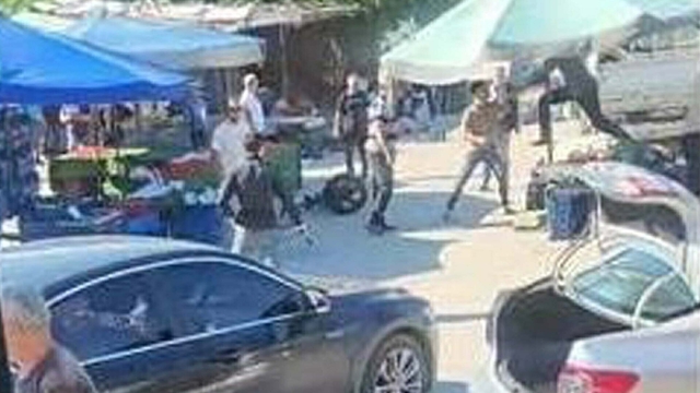 Foça'da pazarcıların kavgası; 7 gözaltı