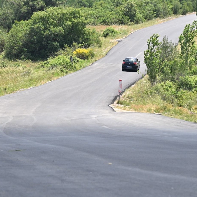 Büyüksümbüller ile Ortaköy arasındaki yol sıcak asfaltla yenilendi