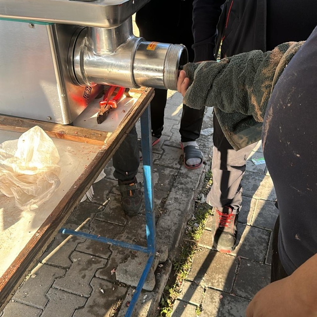Elini kıyma makinesine kaptıran esnaf yaralandı