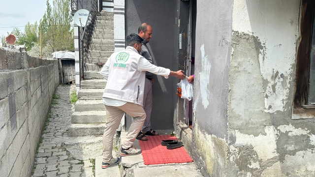 Umut Kervanı Ağrı'da yüzlerce hanenin sofrasına kurban eti ulaştırdı
