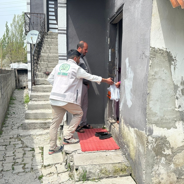 Umut Kervanı Ağrı'da yüzlerce hanenin sofrasına kurban eti ulaştırdı