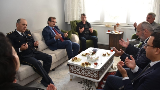 Salihli Kaymakamı Güldoğan'dan şehit ailesine bayram ziyareti