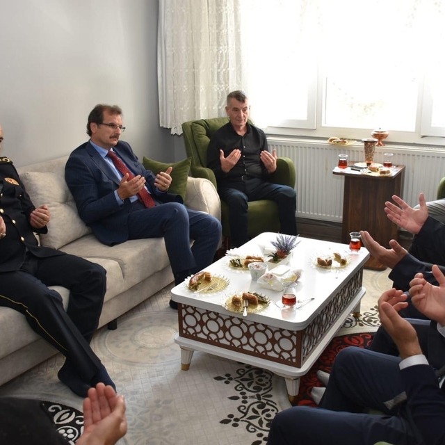 Salihli Kaymakamı Güldoğan'dan şehit ailesine bayram ziyareti