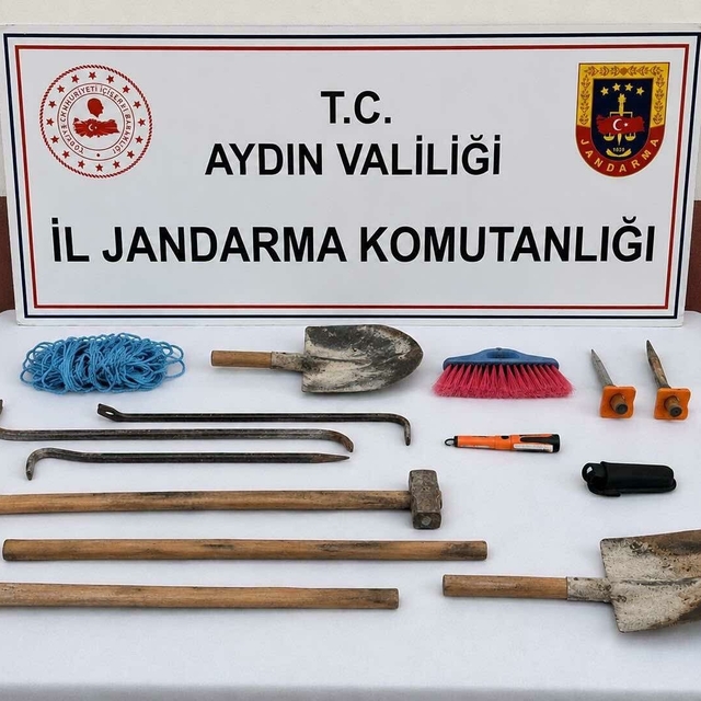 Aydın'da kaçak tarihi eser kazısına suçüstü; 3 gözaltı