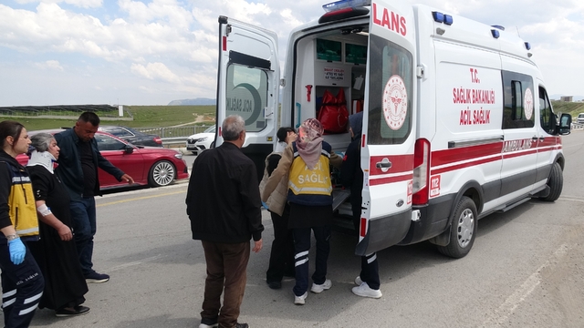 Malatya'da minibüs ile hafif ticari araç çarpıştı: 8 yaralı