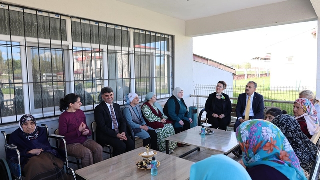 Ağrı Valisi Bozkurt'tan bayramda şehit aileleri, gazi, çocuklar ve huzurevi sakinlerine ziyaret