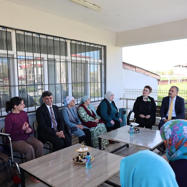 Ağrı Valisi Bozkurt'tan bayramda şehit aileleri, gazi, çocuklar ve huzurevi...