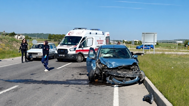 Kütahya'da iki otomobilin çarpıştığı kazada 4 kişi yaralandı