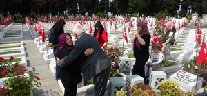 Şehit mezarlarına karanfil bıraktılar, şehit aileleriyle bayramlaştılar