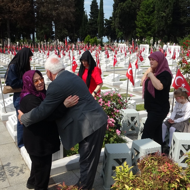 Şehit mezarlarına karanfil bıraktılar, şehit aileleriyle bayramlaştılar