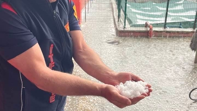 Sandıklı'da dolu yağışı etkili oldu