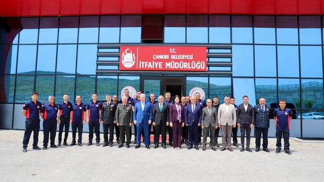 Vali Çakırtaş'tan bayramda görev yapan kurumların personeline ziyaret etti