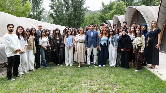 Tunceli Valisi Aygöl, üniversite öğrencileriyle bir araya gelerek bayramlaştı
Vali Aygöl, sınavlarından dolayı memleketlerine gidemeyen öğrencileri ağırladı