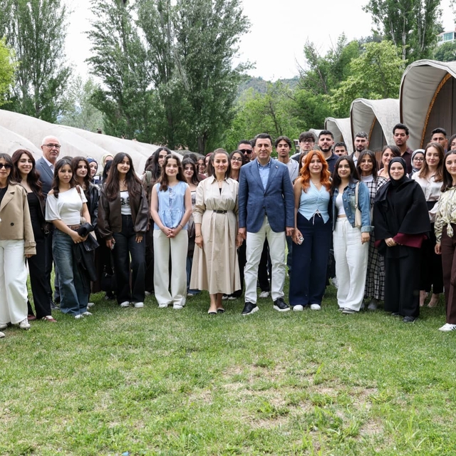 Tunceli Valisi Aygöl, üniversite öğrencileriyle bir araya gelerek bayramlaş...