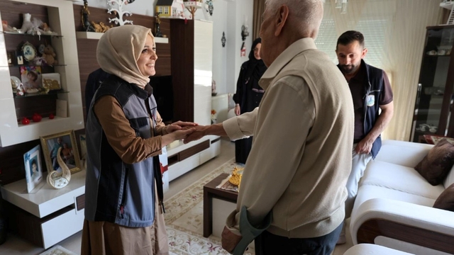 "Alo Evlat" ekipleri bayramda yaşlıları yalnız bırakmadı