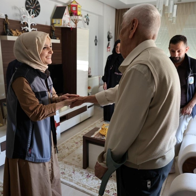 "Alo Evlat" ekipleri bayramda yaşlıları yalnız bırakmadı